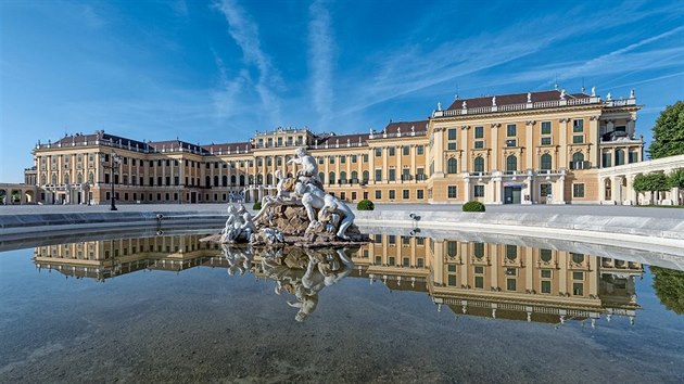 Barokní zámek Schönbrunn byl od druhé poloviny 18. století do roku 1918 letní rezidencí rakouských císařů. Zde se nacházejí dvě ze čtyř expozic aktuální výstavy o Františku Josefu I.