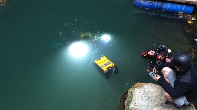 Dálkově ovládaný podvodní robot změřil v Hranické propasti rekordní hloubku 404 metrů. Dna ovšem nedosáhl, zastavil ho konec ovládacího kabelu.