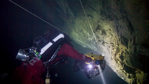 Týmu speleologů a potápěčů se podařilo s pomocí dálkově ovládaného robota změřit v Hranické propasti rekordní hloubku 404 metrů.