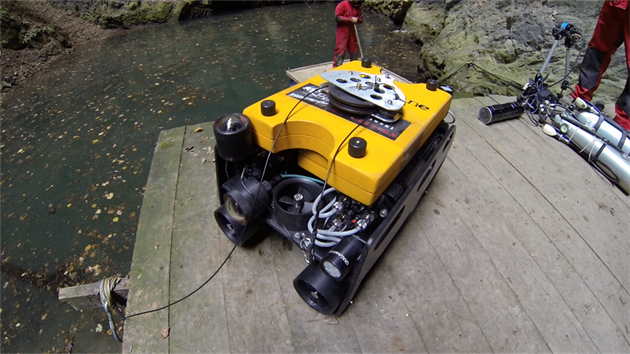Týmu speleologů a potápěčů se podařilo s pomocí dálkově ovládaného robota změřit v Hranické propasti rekordní hloubku 404 metrů.
