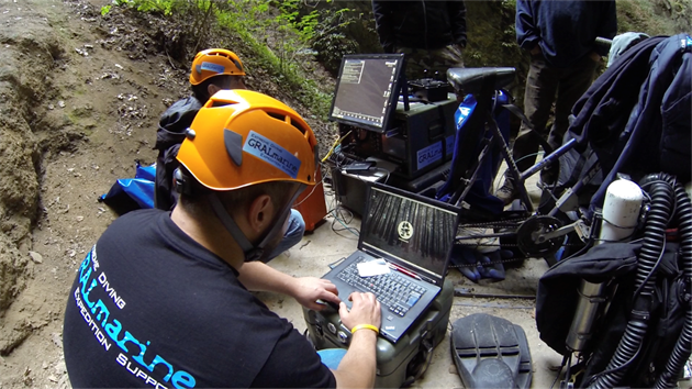 Tmu speleolog a potp se podailo s pomoc dlkov ovldanho robota zmit v Hranick propasti rekordn hloubku 404 metr.
