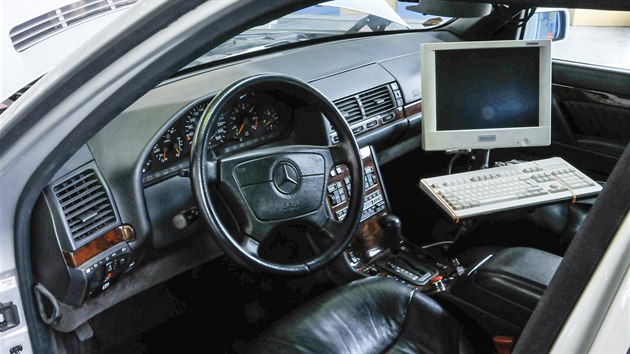 Výzkumný projekt autonomního vozu VaMP. Mercedes-Benz 500 SEL při funkčních testech technologie v roce 1994.
