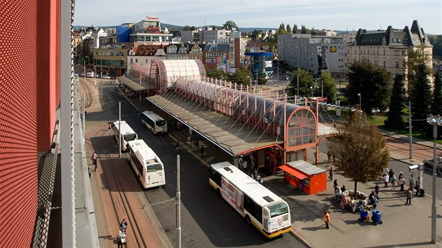 Bylo jasné, že aby se dostaly autobusy do přirozené linky, musí se nové stanoviště MHD ve Fügnerově ulici otočit oproti tomu původnímu o devadesát stupňů.