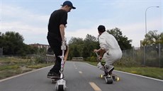 Kicstick je motorek pro skateboard.