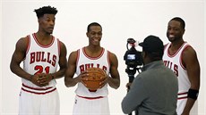 Jimmy Butler, Rajon Rondo a Dwyane Wade (zleva) se seli v celku Chicaga.