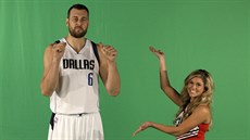 Andrew Bogut se fotí pro poteby Dallasu.