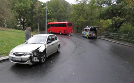 idi nezvládl ve velké rychlosti projet zatáku a naboural do autobusu.