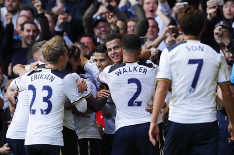 Fotbalist Tottenhamu oslavuj gl proti Manchesteru City.