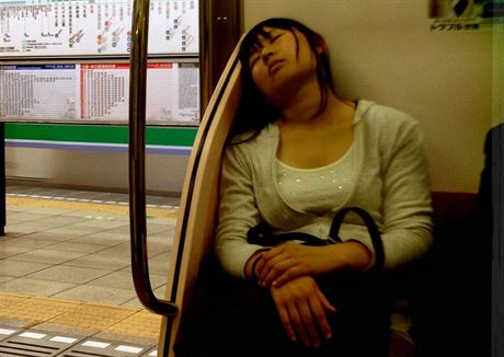 Japonci se dom z práce asto vrací a posledním vlakem. Spánkový deficit musí...