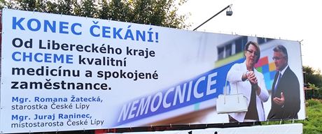 Osmimetrový billboard s pedvolební tematikou, který zmizel od silnice ve vsi...