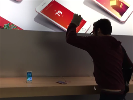 Mu niící iPhony koulí na petanque v dijonském Apple Storu