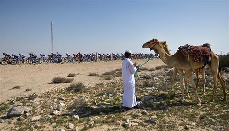 DIVÁCI U TRATI. Momentka z cyklistického závodu Kolem Kataru. Podobná kulisa se dá na nkterých úsecích ekat i pi mistrovství svta. 