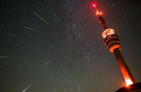 Pohled na dé perseid, které padaly kolem vysílae na Praddu v srpnu 2016,...