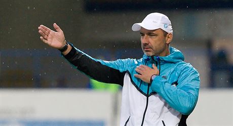 Liberecký trenér Jindich Trpiovský úkoluje své svence.