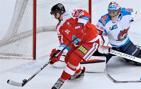 Marek La z Olomouce pálí na chomutovského gólmana Jana Strmen.