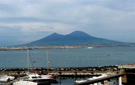 Pohled na Vesuv z neapolského pístavu. Zamíí práv sem jachtai pi OH 2024?