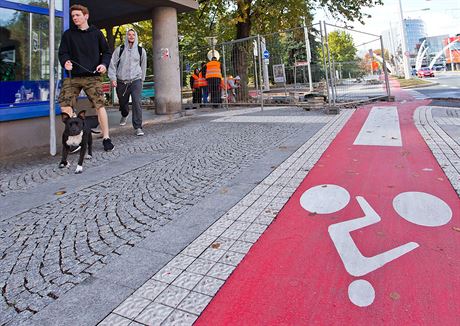 Pruh pro cyklisty, pruh pro pí. Tak njak by mla vypadat po dokonení cyklostezka se smíeným provozem podél Masarykovy ulice v Havlíkov Brod.