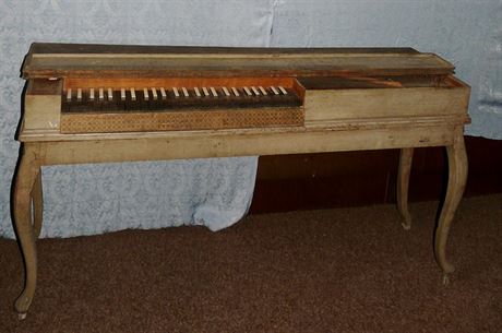Staiký klavichord ped zrestaurováním.