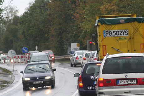 Na oprav mostu v souasnosti nikdo nepracuje. idii zde ale musí ekat na...