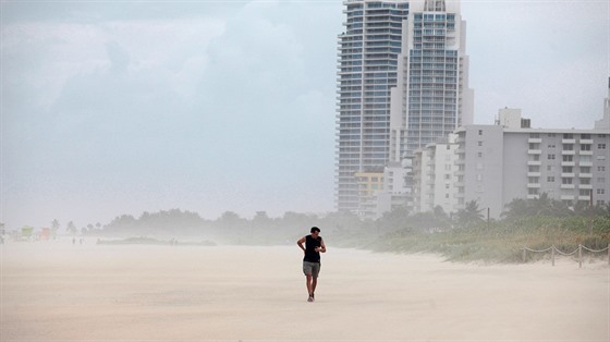 Hurikán Matthew míí do USA. Vítr u dorazil na Miami Beach. (6.10.2016)