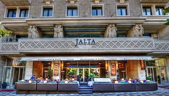 Pod Hotelem Jalta na Václavském námstí v Praze se skrývá típatrový...