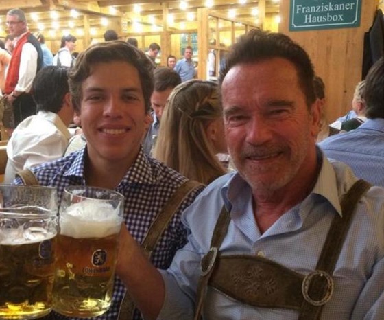 Arnold Schwarzenegger se svým nemanelským synem Josephem na pivním festivalu v...
