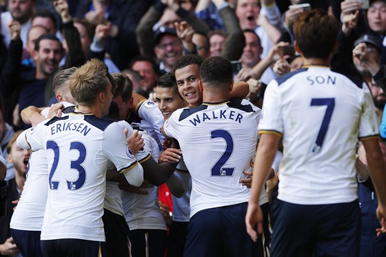 Fotbalisté Tottenhamu oslavují gól proti Manchesteru City.