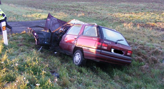 Renault narazil ve středu ráno do těla divočáka. Řidič nehodu nepřežil.