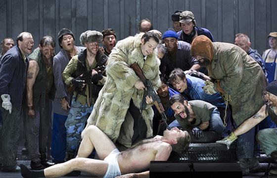 Scéna z norimberské inscenace opery Z mrtvého domu