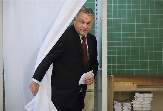 Odhlasováno má i premiér Viktor Orbán (2. íjna 2016)