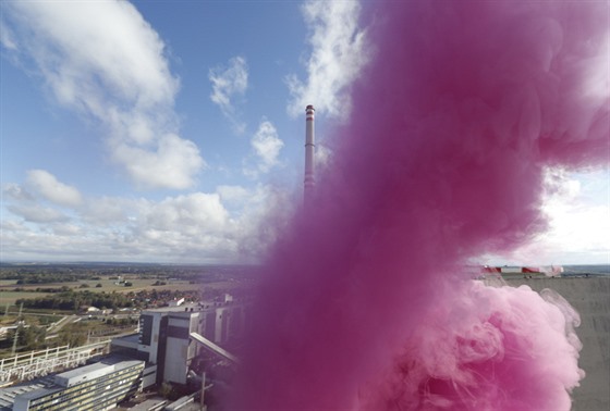 Aktivisté Greenpeace vytvořili na začátku letošního října nad věží chvaletické elektrárny barevnou mlhu, která měla symbolizovat škodliviny, které z elektrárny vycházejí.