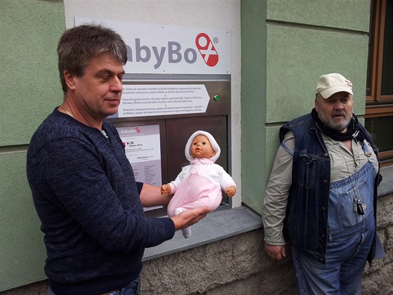 éf spolku Babybox pro odloené dti - Statim Ludvík Hess (vpravo) a dodavatel...