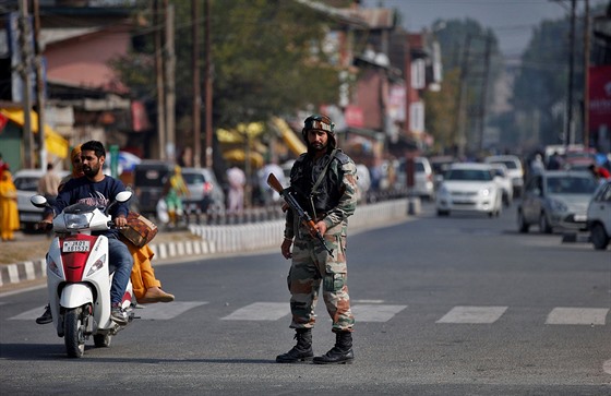 Indický voják hlídkuje ve Srinagaru, letní metropoli indické ásti Kamíru. (3....