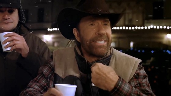 Ped deseti let se ve vánoních spotech T-Mobilu objevil nepemoitelný Chuck Norris.