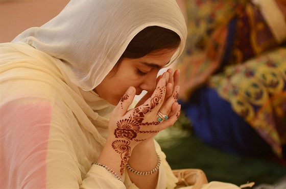Pákistánská žena se modlí v mešitě. Zvláště v chudších oblastech země se musí...