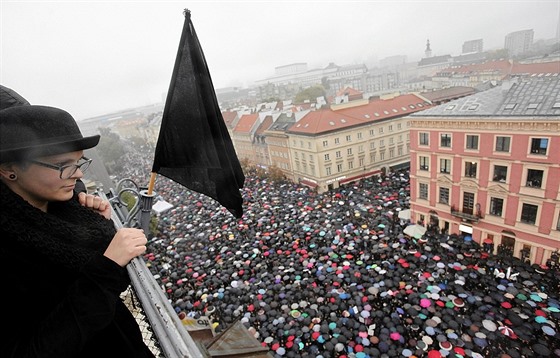 Na demonstraci proti zákazu potrat ve Varav pilo podle odhad pes sto...