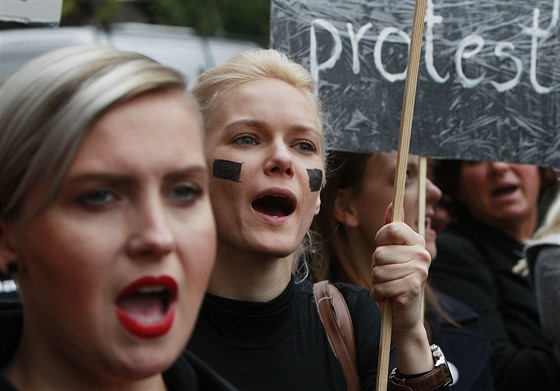 erný pátek ve Varav. Polky protestují proti zákazu potrat (3. íjna 2016)