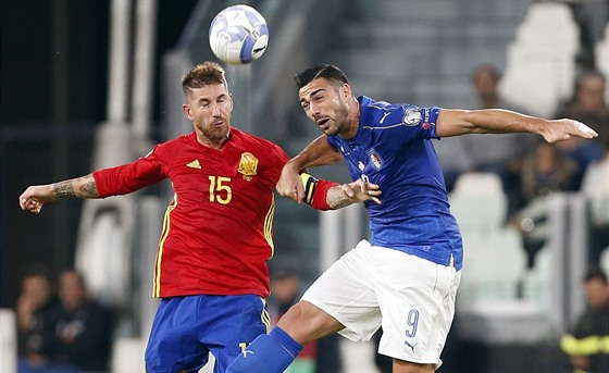 panlský fotbalista Sergio Ramos (vlevo) a Graziano Pelle z Itálie v...