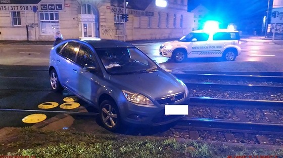 Opilý řidič vjel do tramvajového kolejiště na křižovatce ulic Přemyslova a...