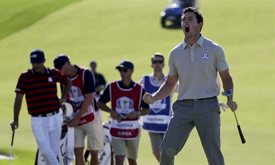 Severoirský golfista Rory McIlroy se raduje z úspného úderu v Ryder Cupu.