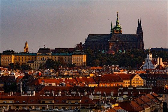 Pražský hrad, netradičně viděný od severu. V rozlehlé budově s okrovou fasádou...