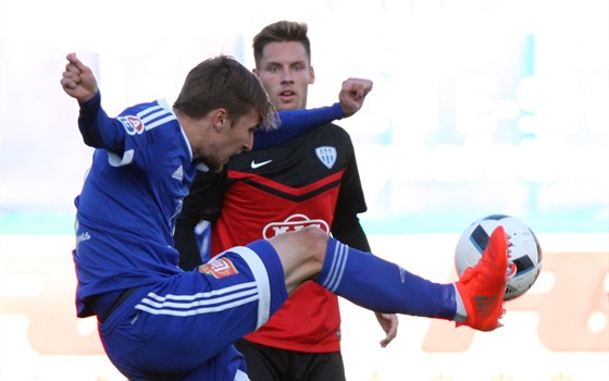 David Houska z Olomouce zpracovává mí v duelu s Táborskem.