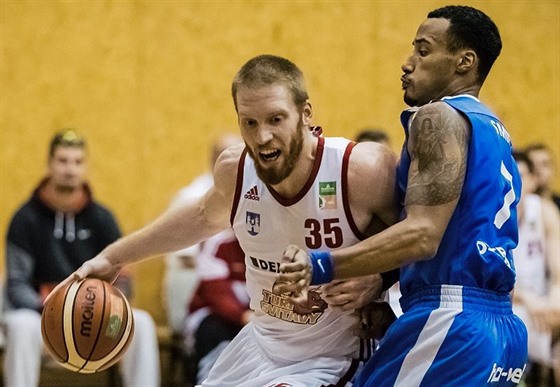 Pivot svitavských basketbalist Brett Evan Roseboro (v bílém) v duelu s...