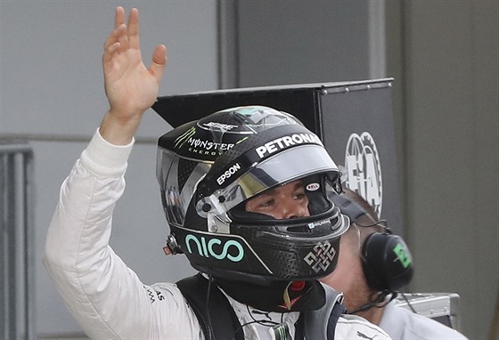 Nico Rosberg z Mercedesu se raduje z výhry v kvalifikaci na VC Japonska.