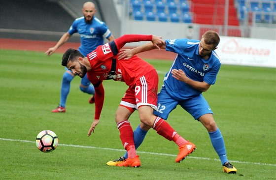 Jakub Yunis (v erveném) z Olomouce bojuje s vítkovickým Jakubem Prajzou.