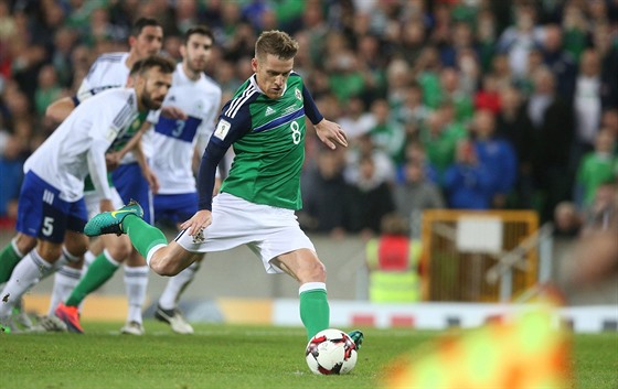 Steven Davis ze Severního Irska stílí gól v utkání proti San Marinu.