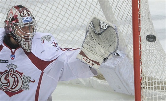 Hokejový branká Jakub Sedláek v utkání Dinama Riga
