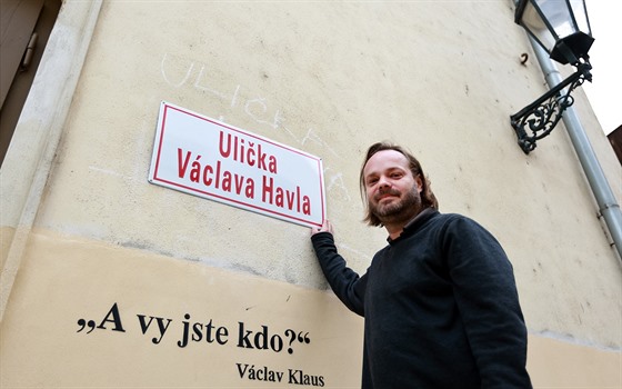 V ulice Václava Havla zase visí cedule.