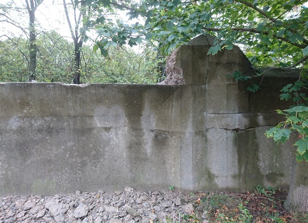 Detail poškození zdi ďáblického hřbitova.