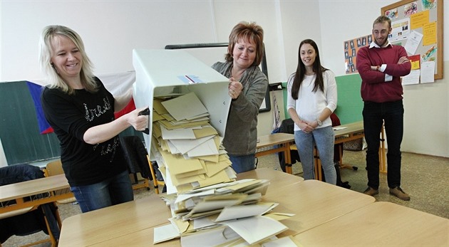 Sítání hlas v krajských volbách v jednom z jihlavských obvod.